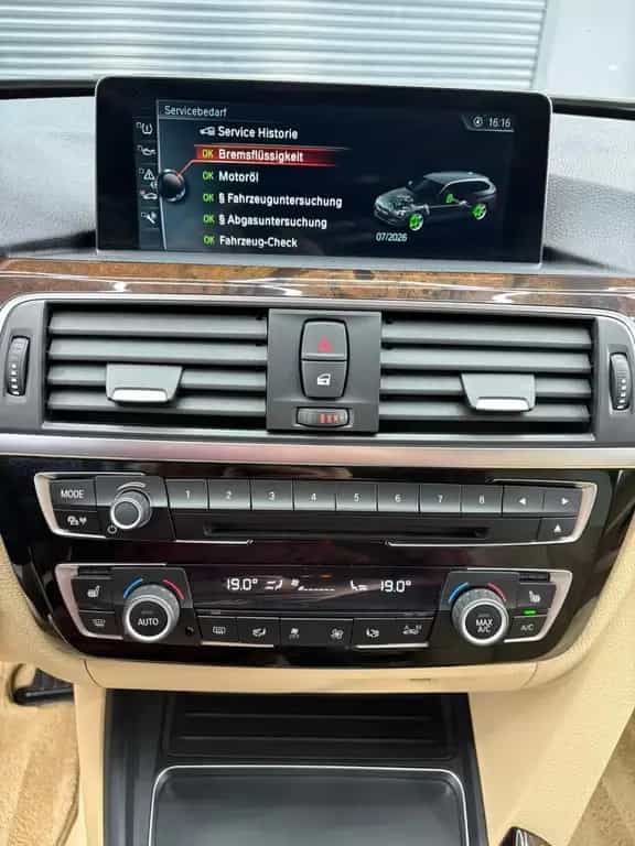 BMW 3 Series 330 3 Touring 330 i xDrive Luxury Line 11/2016-photo-12