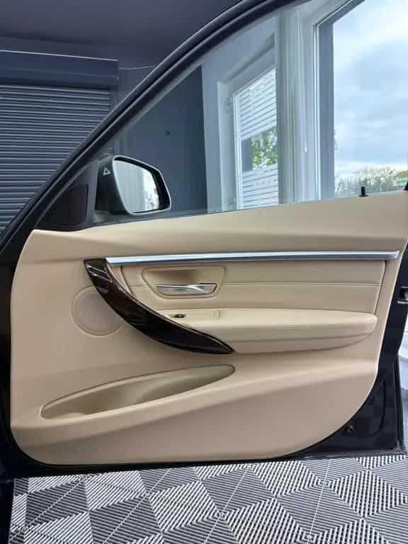BMW 3 Series 330 3 Touring 330 i xDrive Luxury Line 11/2016-photo-23