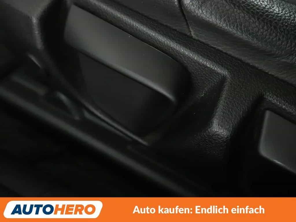 BMW 330 i xDrive Luxury Line Aut.*NAVI*LED*TEMPO*PANO 04/2018-photo-30