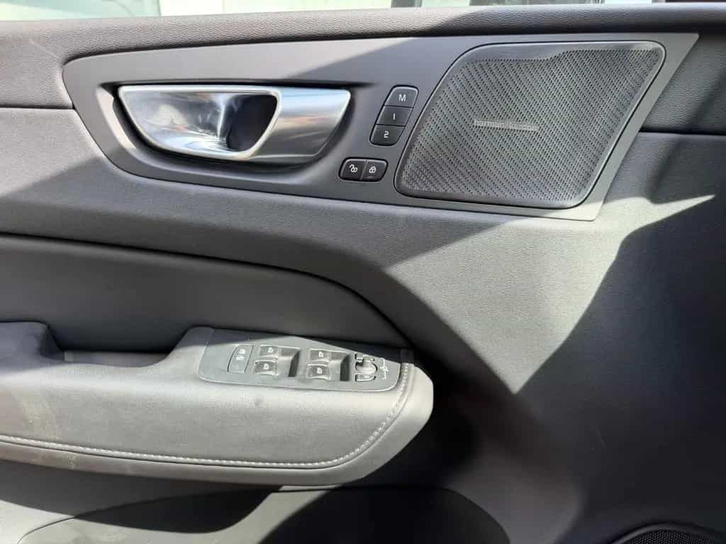 Volvo XC60 B4 D Plus Dark Auto 11/2023-photo-4