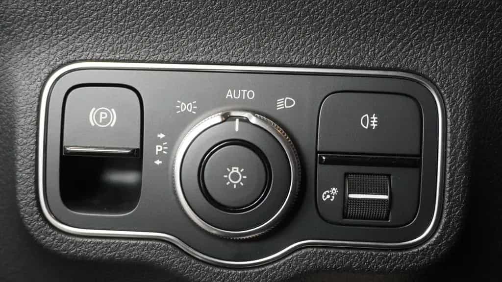 Mercedes-Benz GLB 250 *ACC*AHK*BURMESTER*PANO*360°KAM*STHZ* 02/2022-photo-28