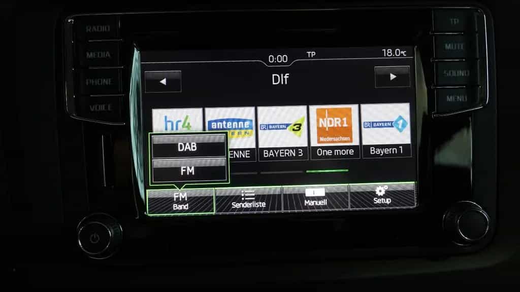 Skoda Yeti Style 4x4*AHK*BI-XENON*DAB* 01/2016-photo-13