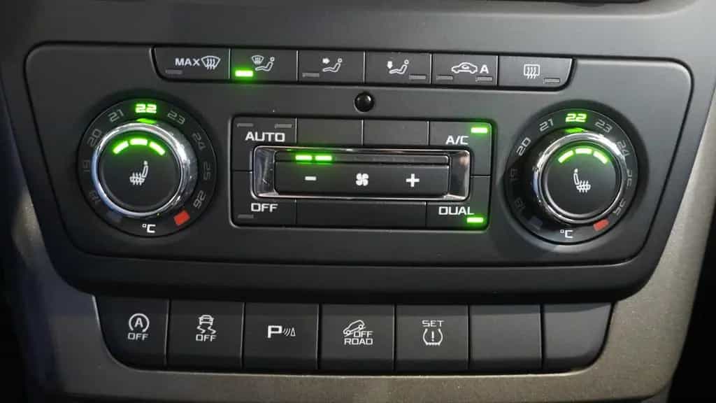 Skoda Yeti Style 4x4*AHK*BI-XENON*DAB* 01/2016-photo-15