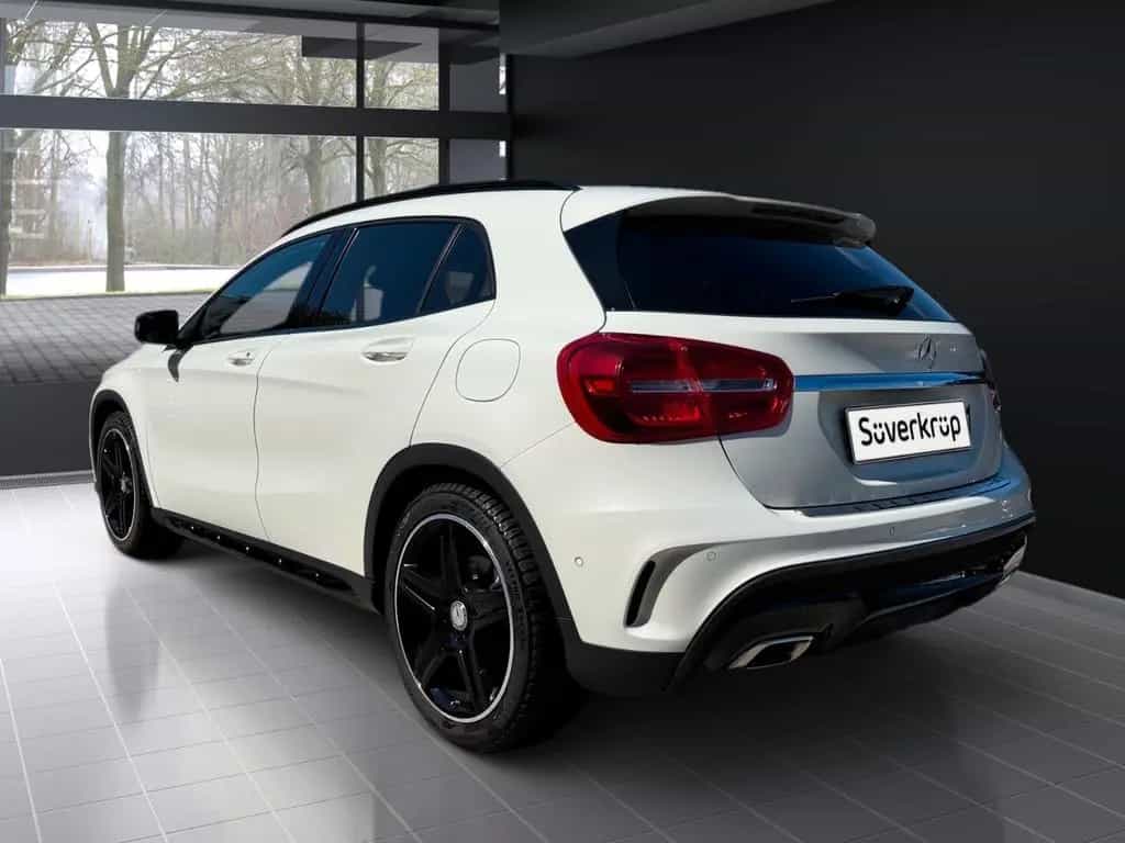 Mercedes-Benz GLA 200 AMG NIGHT PANO AUTOMATIK wenig Km 05/2015-photo-6