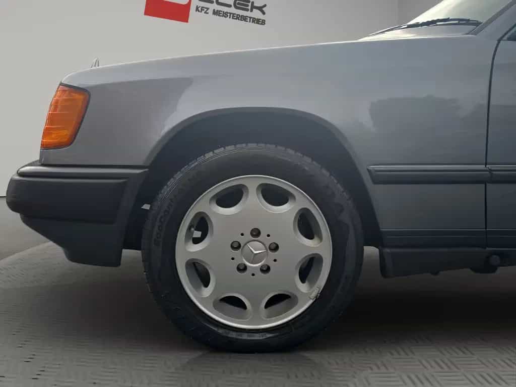 Mercedes-Benz E 200 Automatik H Zulassung Nur 9 Tsd KM 1 A Zustand 04/1988-photo-18