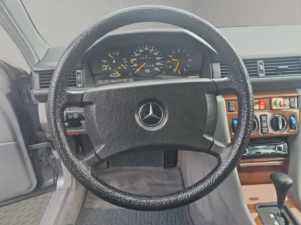 Mercedes-Benz E 200 Automatik H Zulassung Nur 9 Tsd KM 1 A Zustand 04/1988-photo-9
