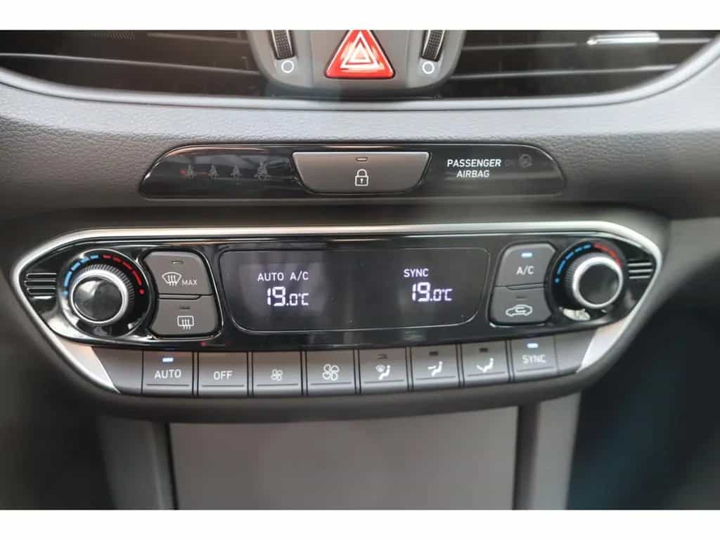 Hyundai i30 Fastback 1.4 T-GDI Premium Szthzg. RFK Autom 01/2020-photo-30