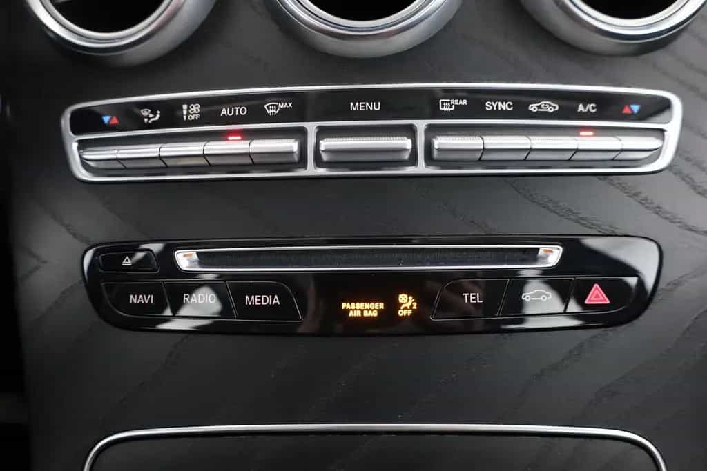 Mercedes-Benz GLC-Class 4Matic Exclusive LED Navi Teilleder AHK 04/2018-photo-11
