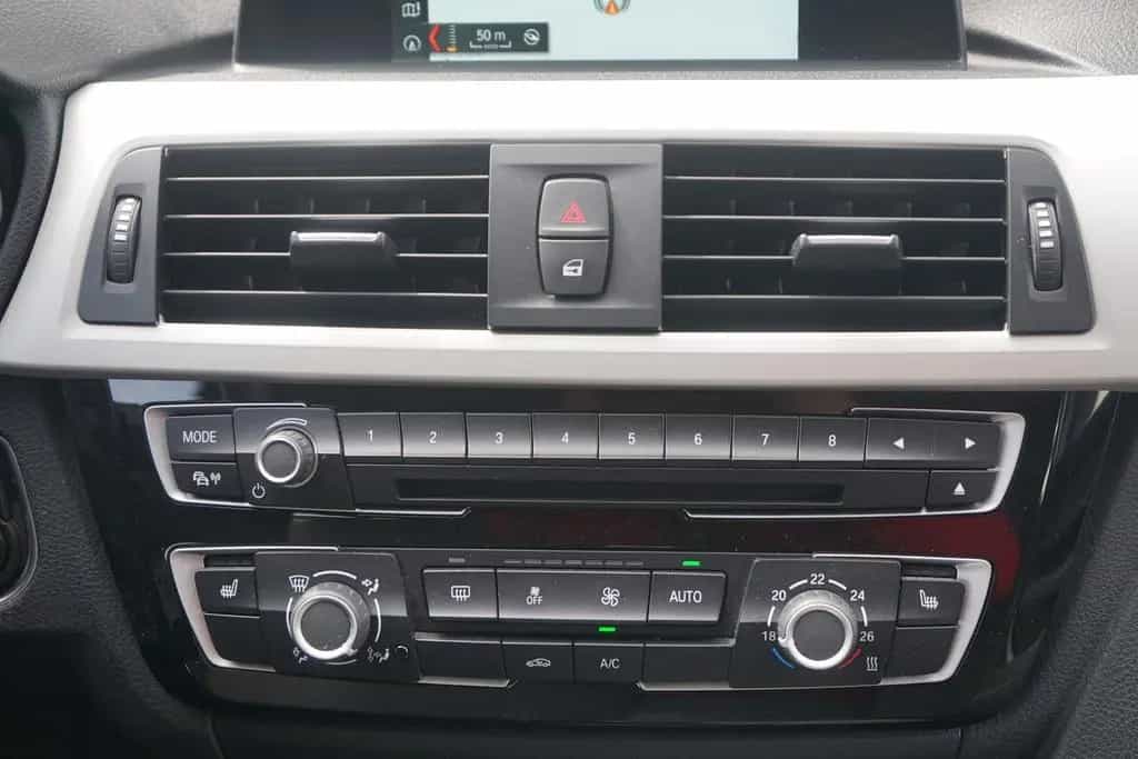 BMW 318 i Touring LED Navi Tempomat PDC USB Klimaaut. 09/2018-photo-10