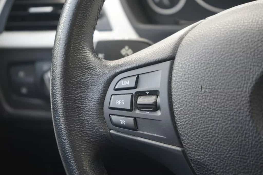 BMW 318 i Touring LED Navi Tempomat PDC USB Klimaaut. 09/2018-photo-12