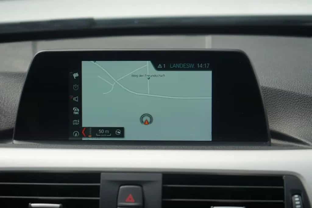 BMW 318 i Touring LED Navi Tempomat PDC USB Klimaaut. 09/2018-photo-9