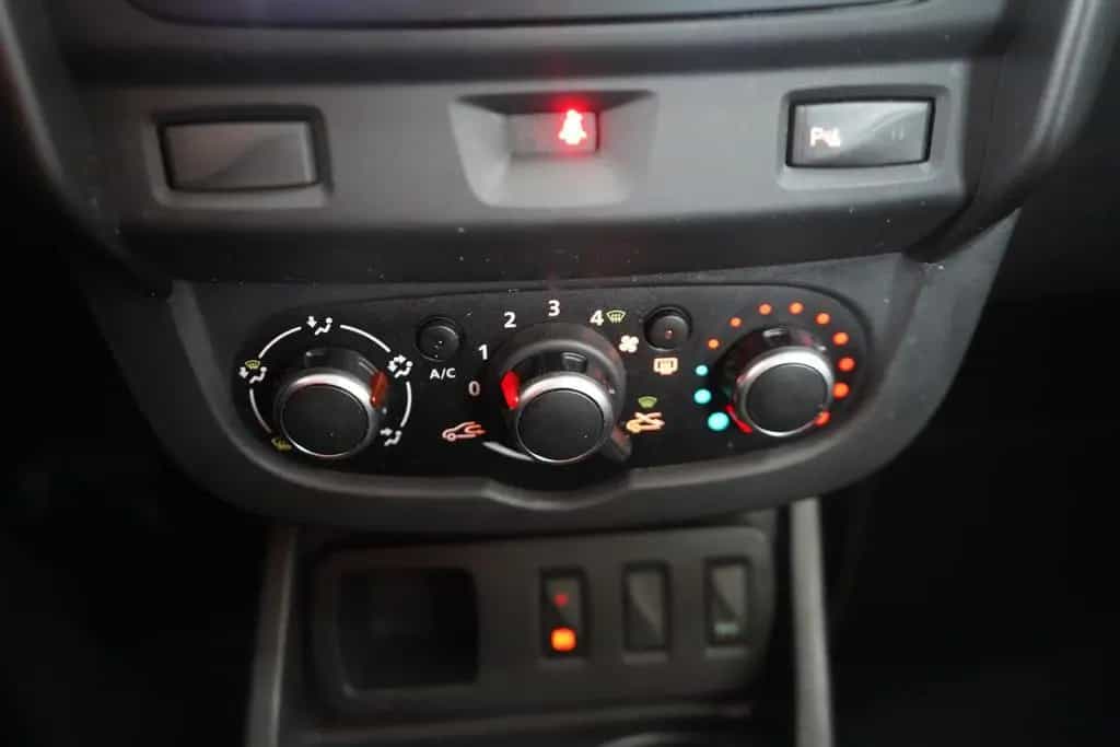 Dacia Duster 1.2  4x2 Navi Totwinkel DAB Kamera PDC 01/2018-photo-17