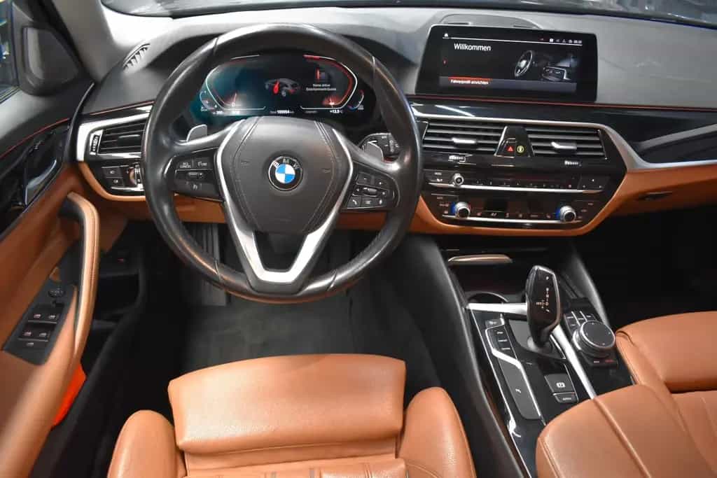 BMW 520 d Touring SPORT LINE*PANO*AHK*H&K*LEDER* 07/2020-photo-1