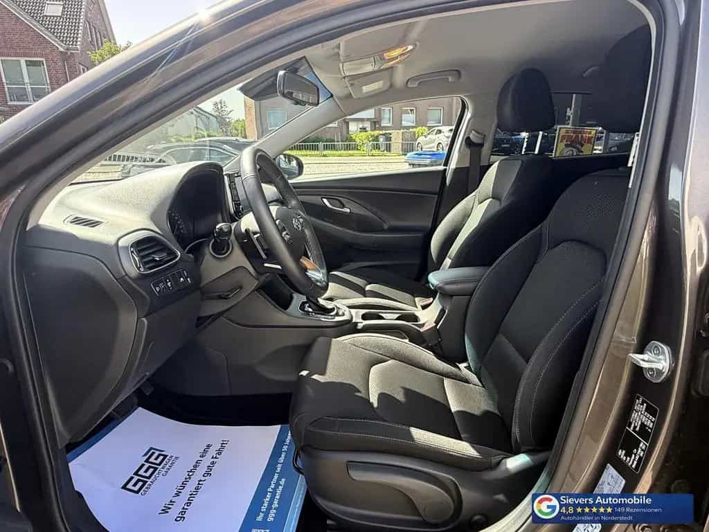 Hyundai i30 Fastback 1,4 TDGI Trend Automatik Navi Kamer 12/2019-photo-12