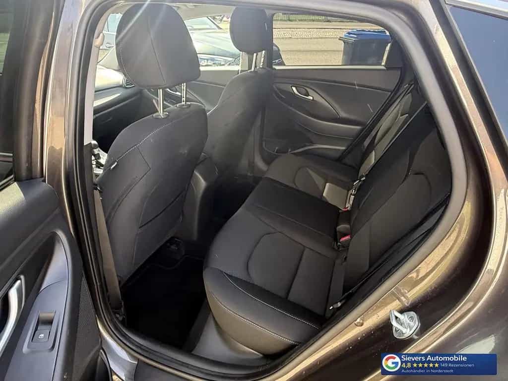 Hyundai i30 Fastback 1,4 TDGI Trend Automatik Navi Kamer 12/2019-photo-17