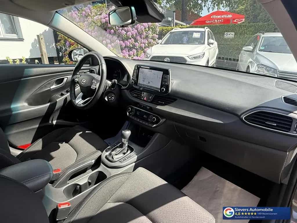Hyundai i30 Fastback 1,4 TDGI Trend Automatik Navi Kamer 12/2019-photo-19