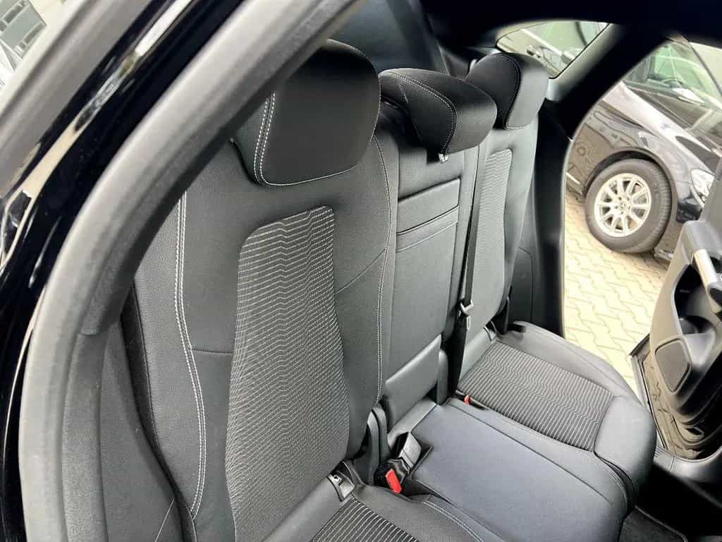 Mercedes-Benz GLA 200 d Progressive *LED Navi Leder AHK Kamera* 12/2020-photo-16