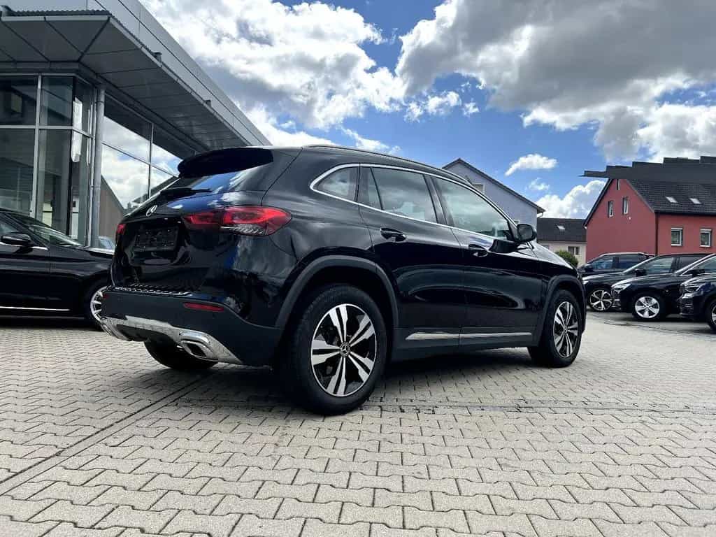 Mercedes-Benz GLA 200 d Progressive *LED Navi Leder AHK Kamera* 12/2020-photo-3