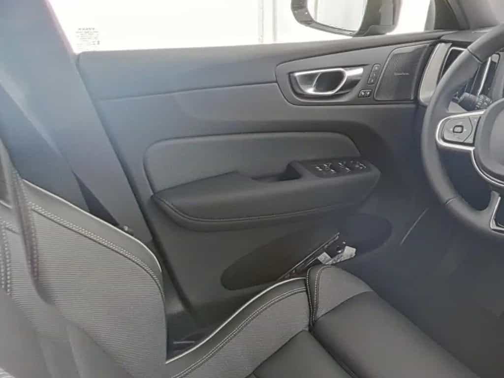 Volvo XC60 B5 B Plus Black Edition AWD HUD AHK Luftf. 09/2025-photo-11
