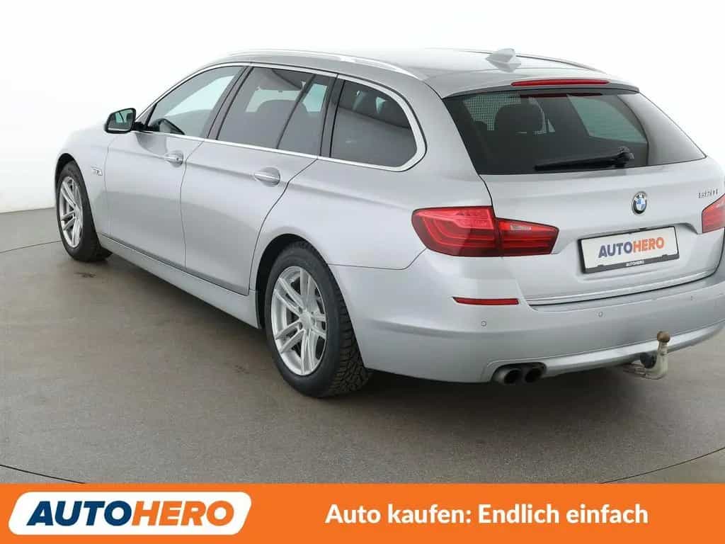 BMW 5 Series 520i Luxury Line Aut.*NAVI*BI-XENON*TEMPO*CAM* 02/2017-photo-3