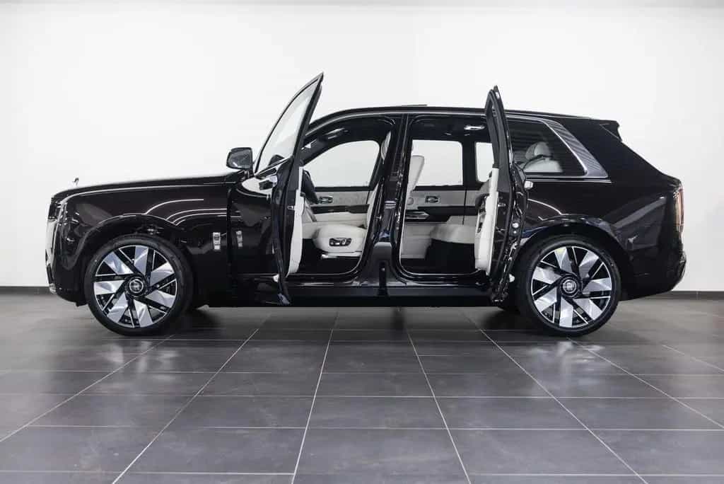 Rolls-Royce Cullinan Series II null-photo-2