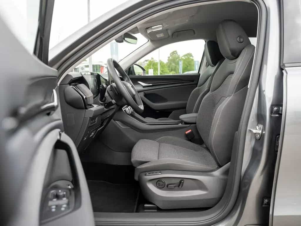 Skoda Kodiaq SELECTION 2.0 TSI DSG 4X4 AHK Kam. Navi 06/2025-photo-6