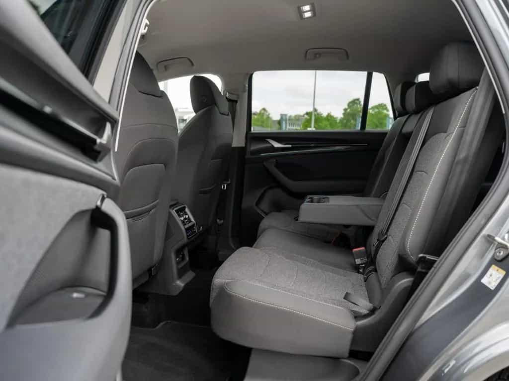 Skoda Kodiaq SELECTION 2.0 TSI DSG 4X4 AHK Kam. Navi 06/2025-photo-7