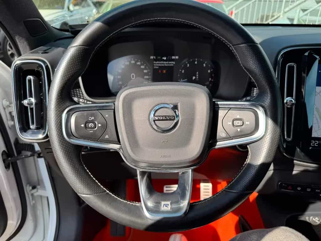 Volvo XC40 2.0 AWD R-Design AHK LED KLIMA PDC KESSY 05/2018-photo-15