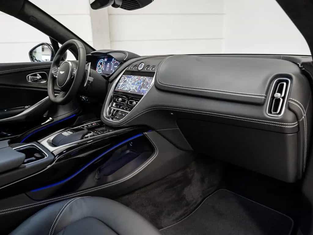 Aston Martin DBX Magnetic Silver Onyx Black 03/2024-photo-15