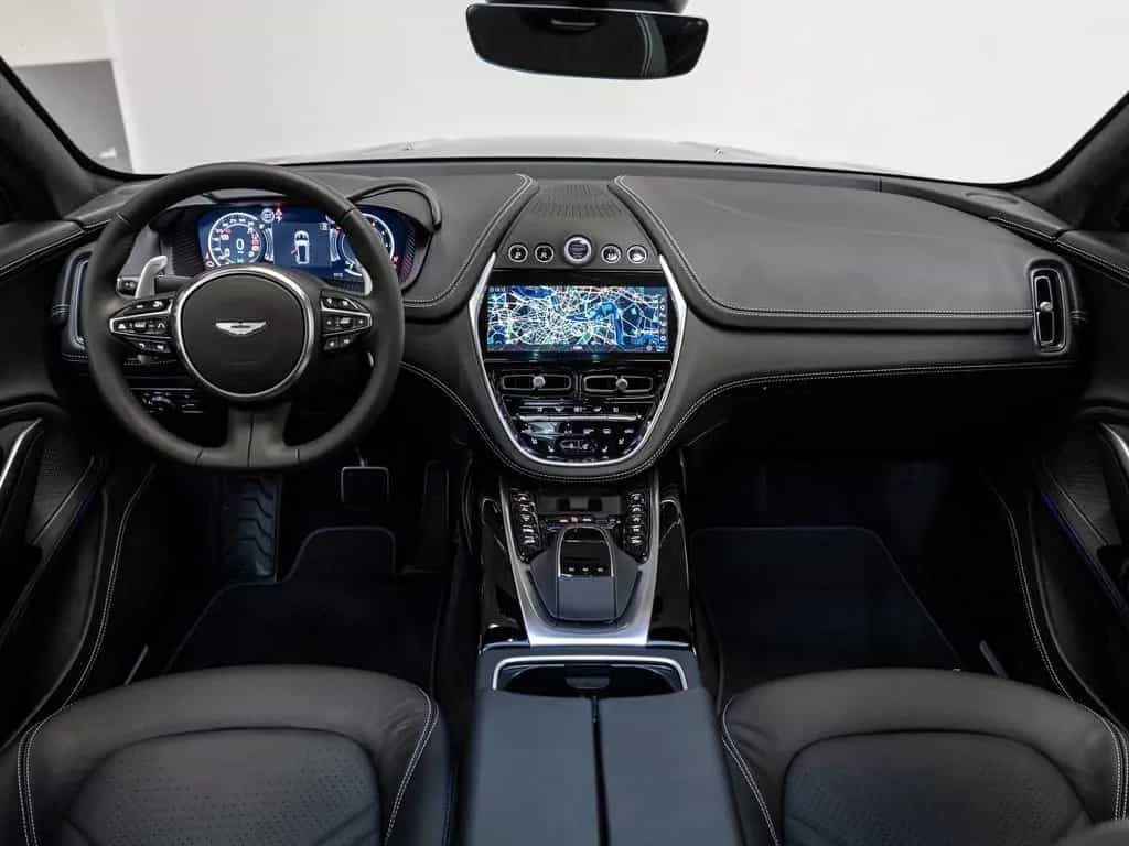 Aston Martin DBX Magnetic Silver Onyx Black 03/2024-photo-16