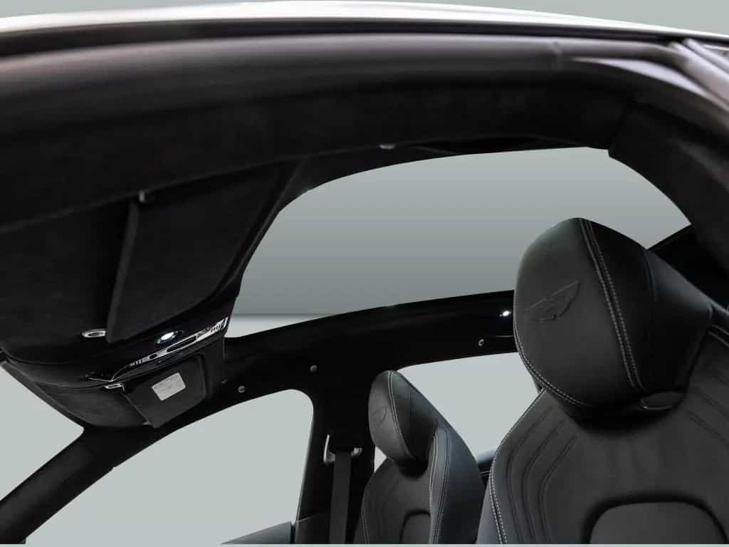Aston Martin DBX Magnetic Silver Onyx Black 03/2024-photo-18