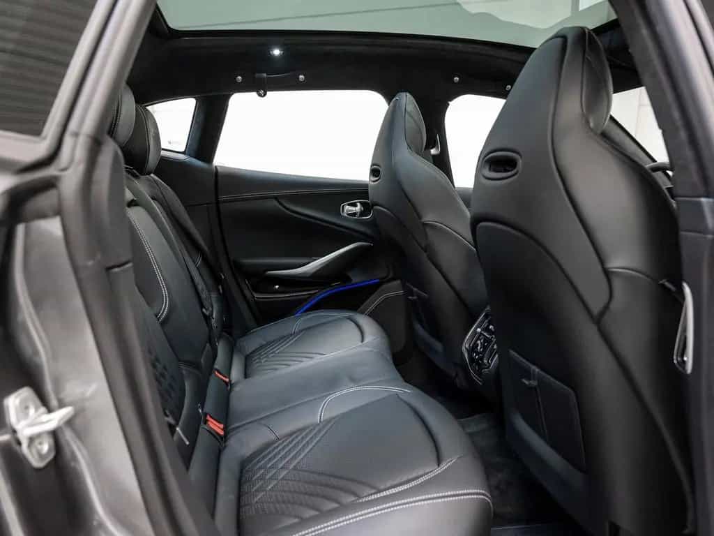 Aston Martin DBX Magnetic Silver Onyx Black 03/2024-photo-19