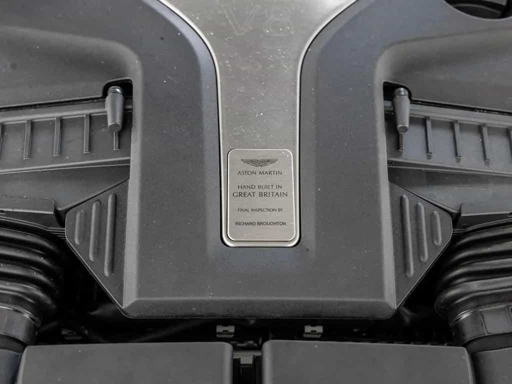Aston Martin DBX Magnetic Silver Onyx Black 03/2024-photo-22