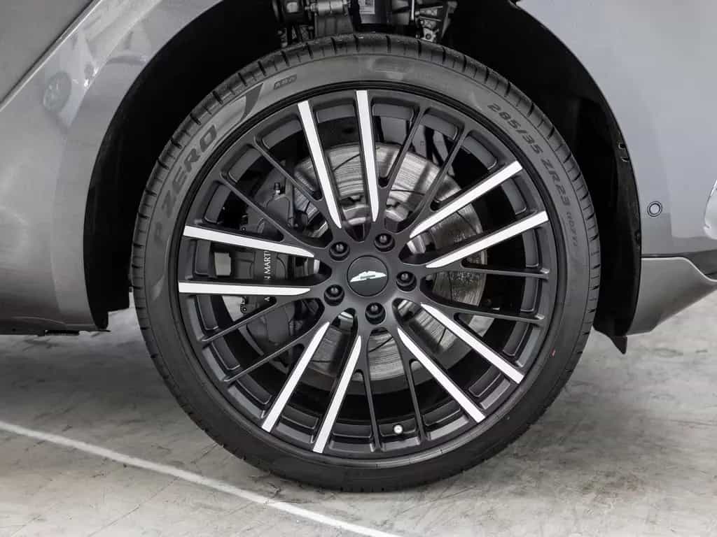 Aston Martin DBX Magnetic Silver Onyx Black 03/2024-photo-3