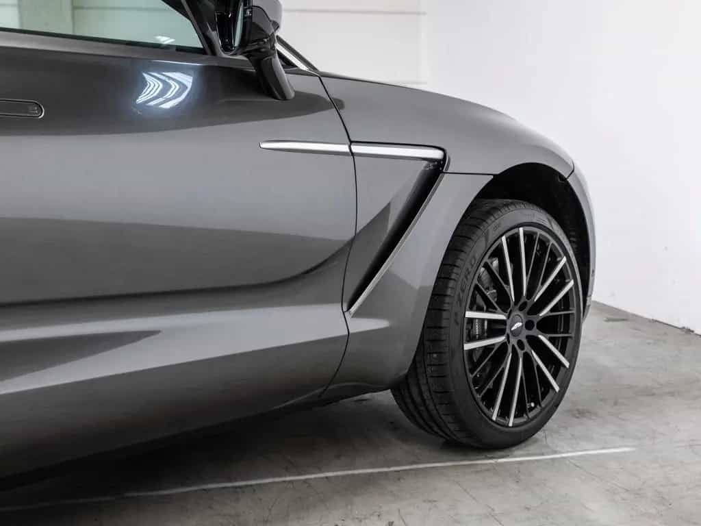 Aston Martin DBX Magnetic Silver Onyx Black 03/2024-photo-8
