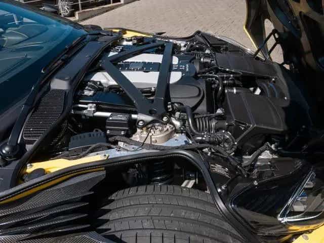 Aston Martin DBS Volante Frosted Glass Yellow Carbon 09/2022-photo-24