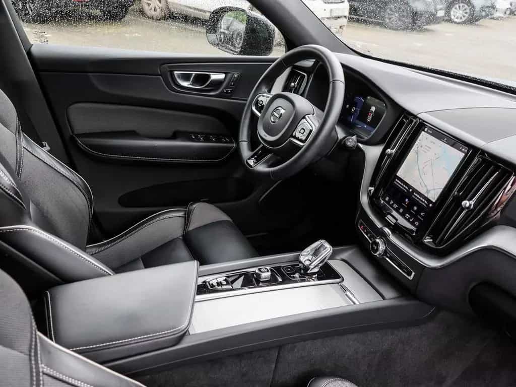 Volvo XC60 B4 Plus Dark 2WD Parkkamera 360 11/2022-photo-2