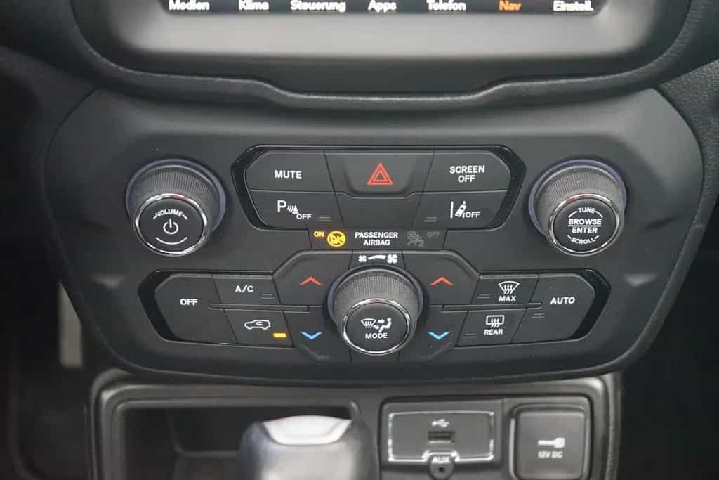 Jeep Renegade 1.3 Limited Aut. Panorama ACC Navi USB 12/2019-photo-11