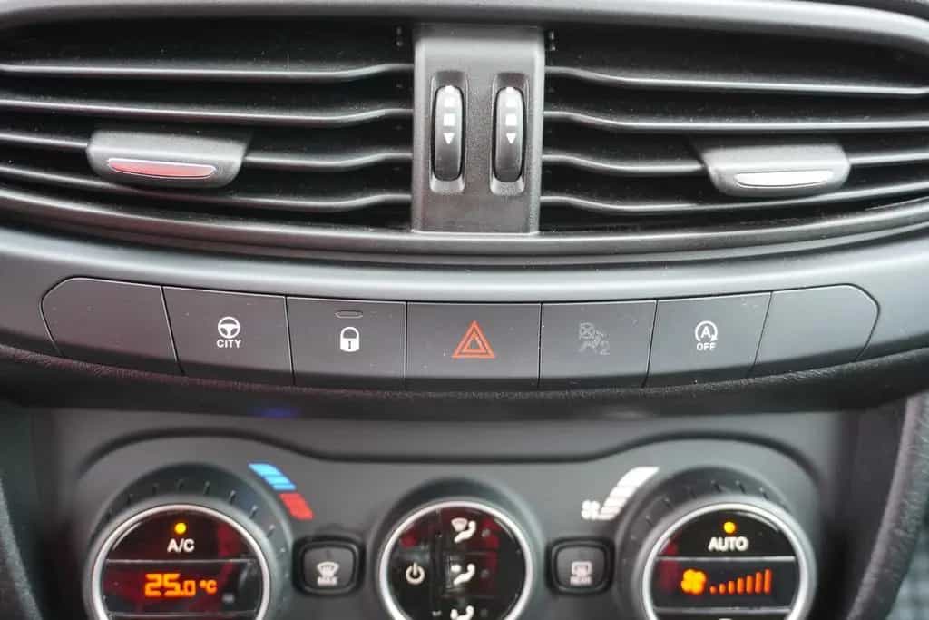 Fiat Tipo 1.4 Lounge Navi Sitzheizung Klimaaut. PDC 01/2019-photo-20