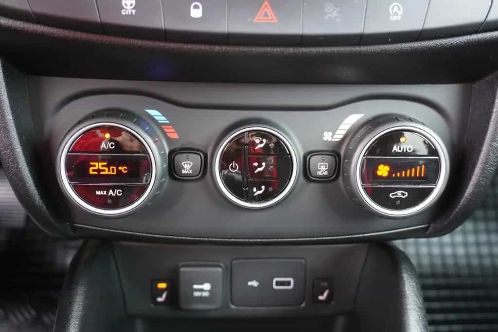 Fiat Tipo 1.4 Lounge Navi Sitzheizung Klimaaut. PDC 01/2019-photo-21