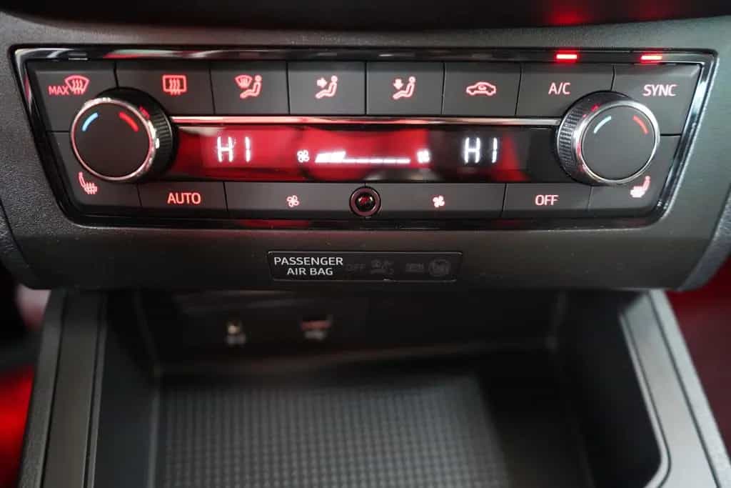 Seat Ibiza 1.0 TSI FR LED FullLink Tempomat PDC USB 08/2019-photo-17