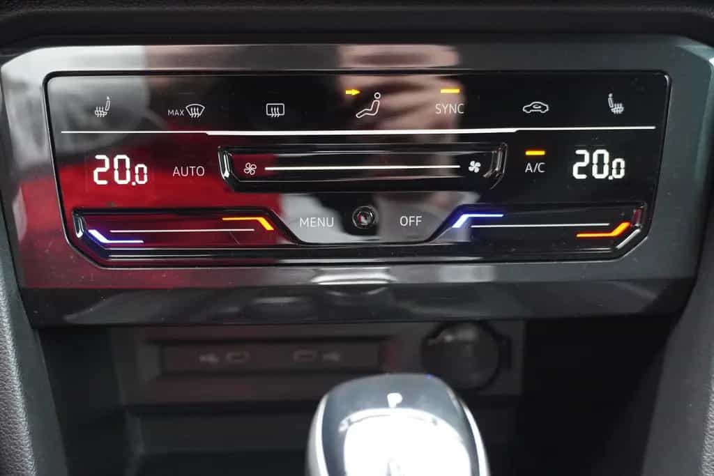 Volkswagen Tiguan 2.0 R DSG 4M LED ACC DCC Navi Alcantara 03/2021-photo-18