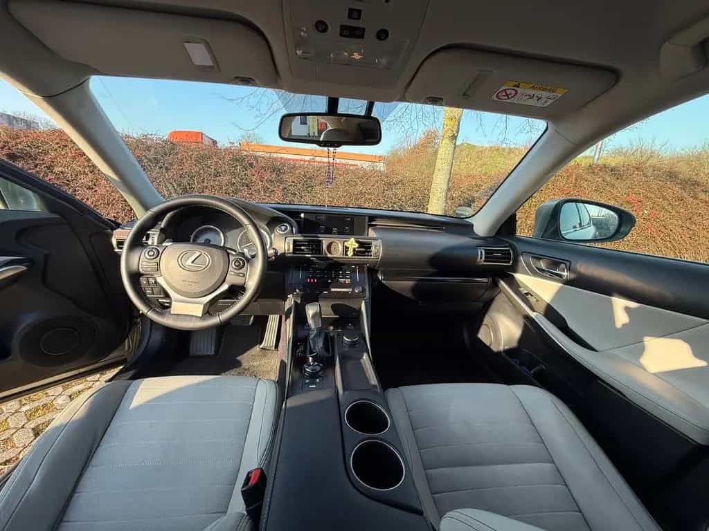Lexus IS 300 2.5 300h Automatik - 10/2013-photo-8