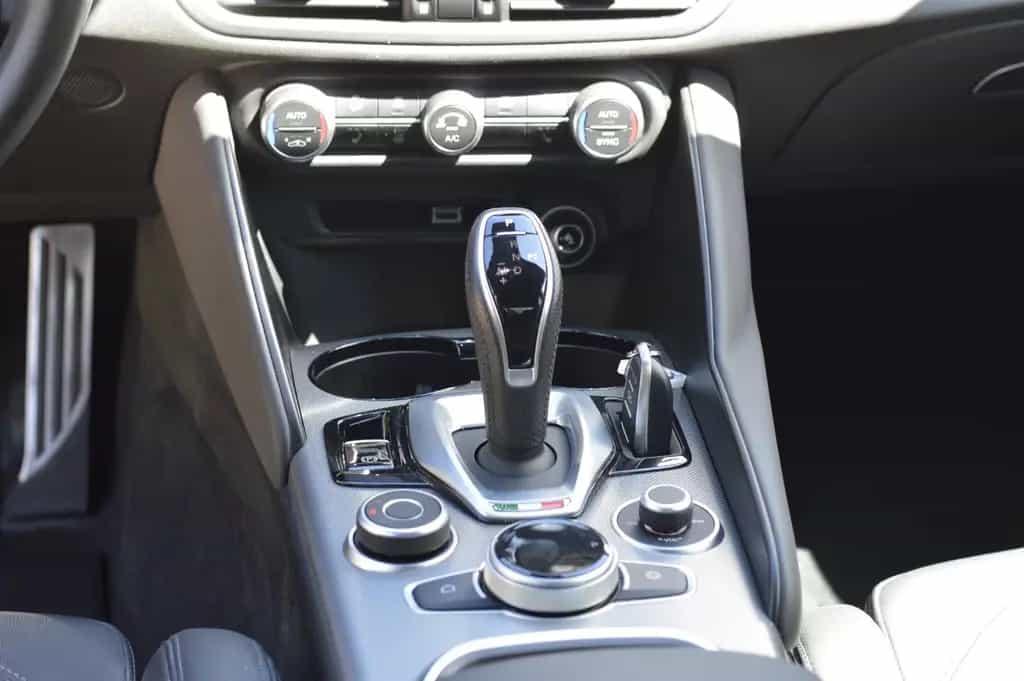 Alfa Romeo Giulia Veloce Q4 210PS/PREMIUM-P/MATRIX 04/2023-photo-10