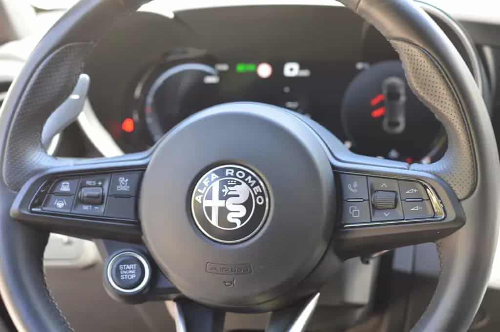 Alfa Romeo Giulia Veloce Q4 210PS/PREMIUM-P/MATRIX 04/2023-photo-9