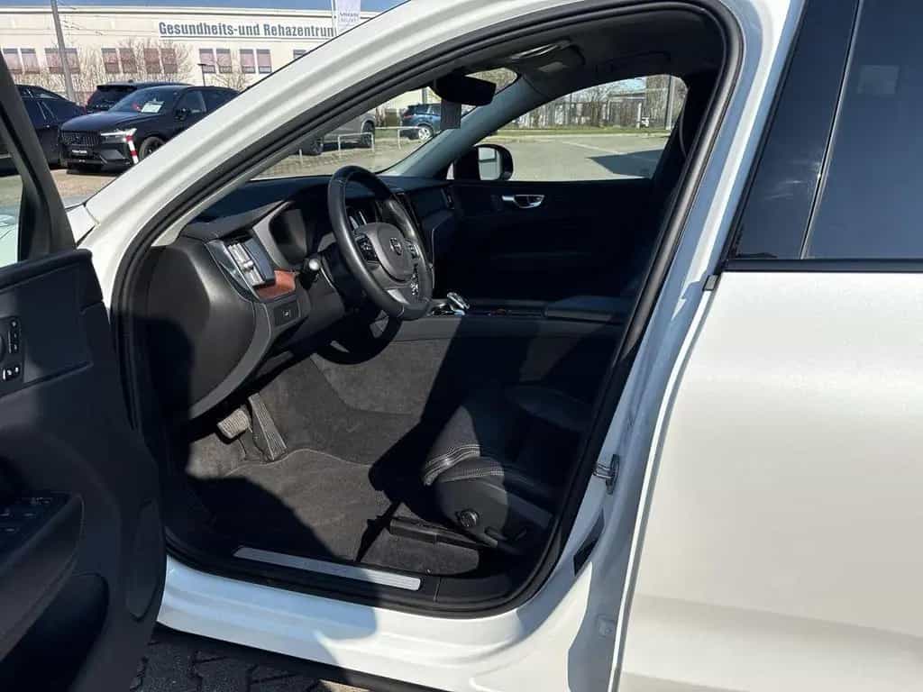 Volvo XC60 B4 FWD Plus Dark 4xSHZ AHK DAB+ LHZ STDHZ 02/2023-photo-10