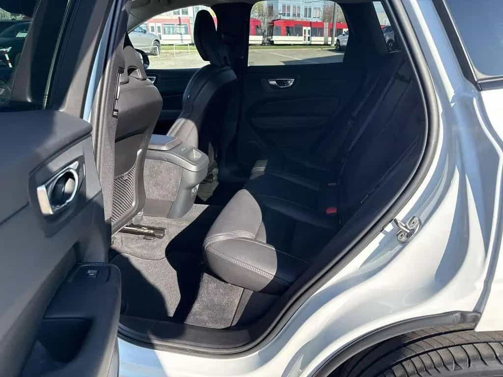 Volvo XC60 B4 FWD Plus Dark 4xSHZ AHK DAB+ LHZ STDHZ 02/2023-photo-14
