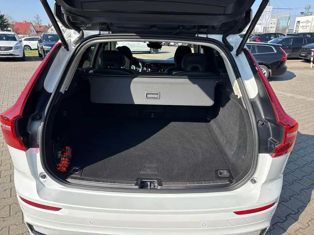 Volvo XC60 B4 FWD Plus Dark 4xSHZ AHK DAB+ LHZ STDHZ 02/2023-photo-16