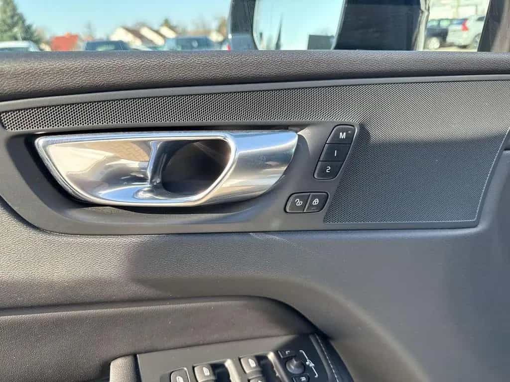 Volvo XC60 B4 FWD Plus Dark 4xSHZ AHK DAB+ LHZ STDHZ 02/2023-photo-19