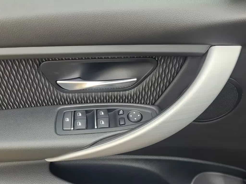 BMW 3 Series 320i Touring Advantage *LED*Panorama*Navi*AHK* 04/2018-photo-17